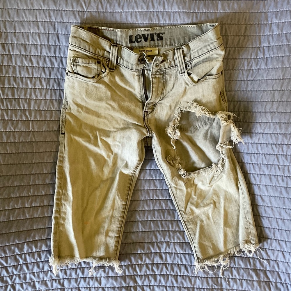 Vintage Cutoff Levi’s (𝕊𝔸𝕃𝔼)